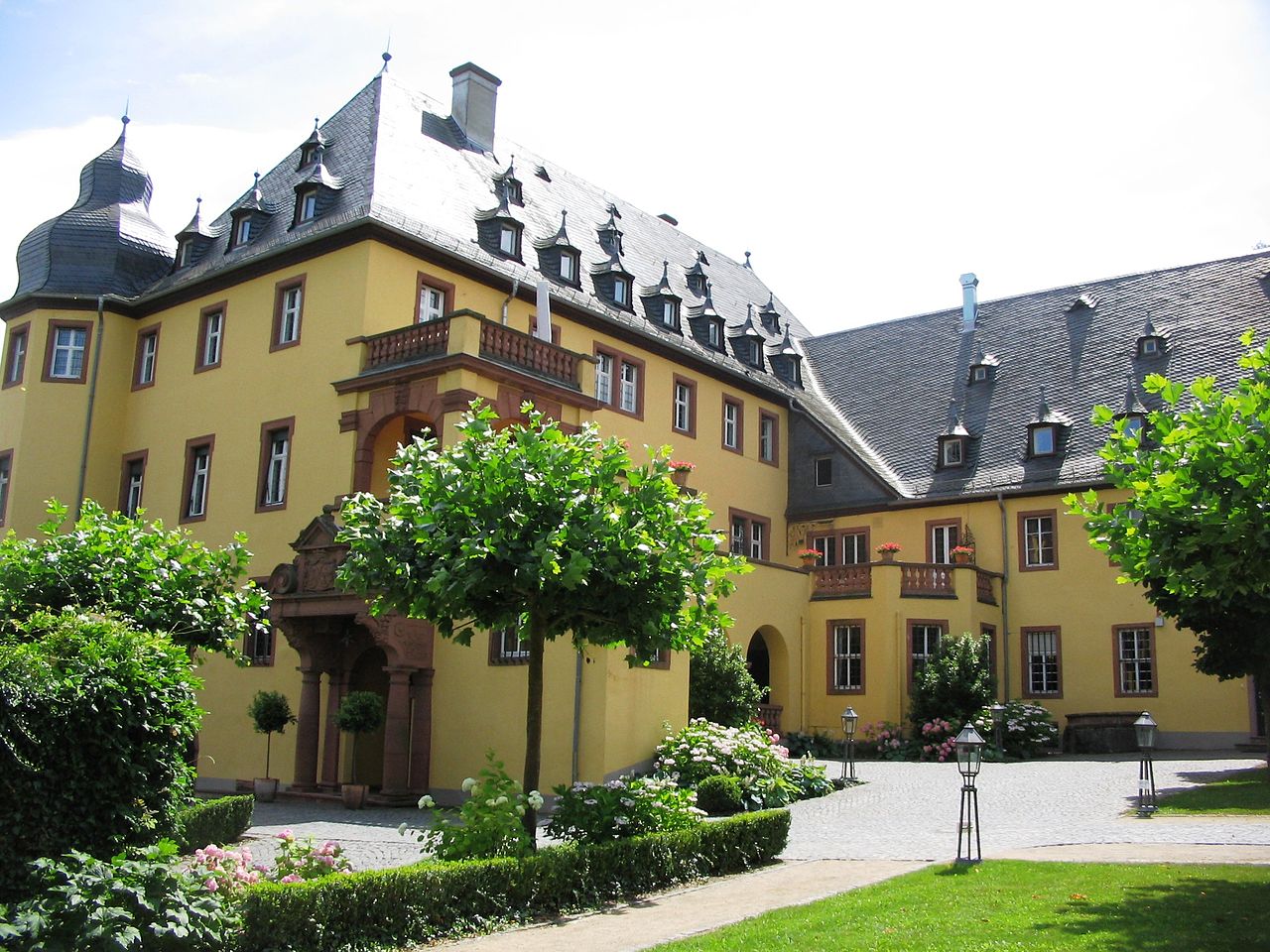 1280px-SchlossVollradsWinkelHauptbauSchlosshof